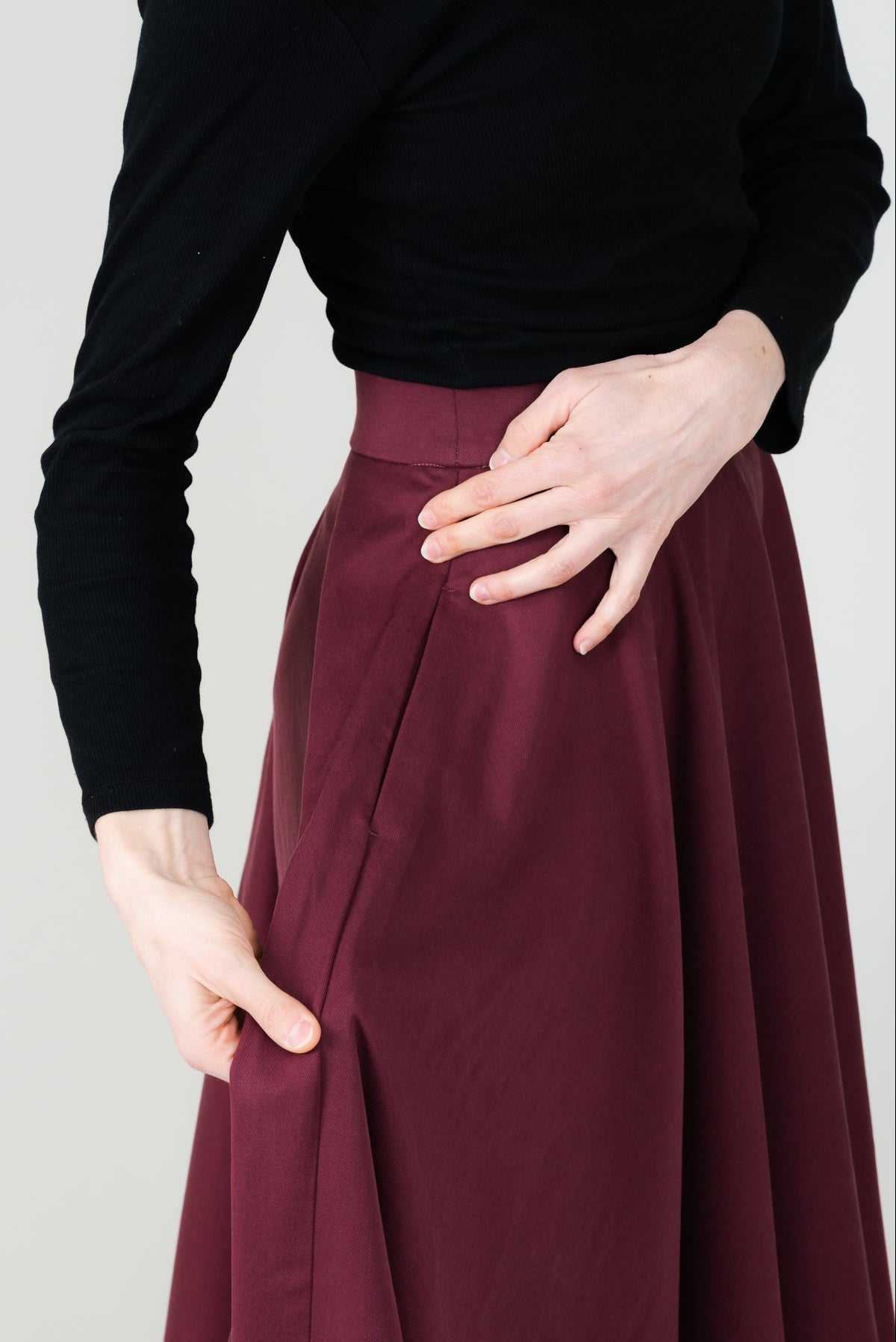 Frau in Tencel-Tellerrock in der Farbe Bordeaux Rot mit Taschen; Urheber: Mini & Eve