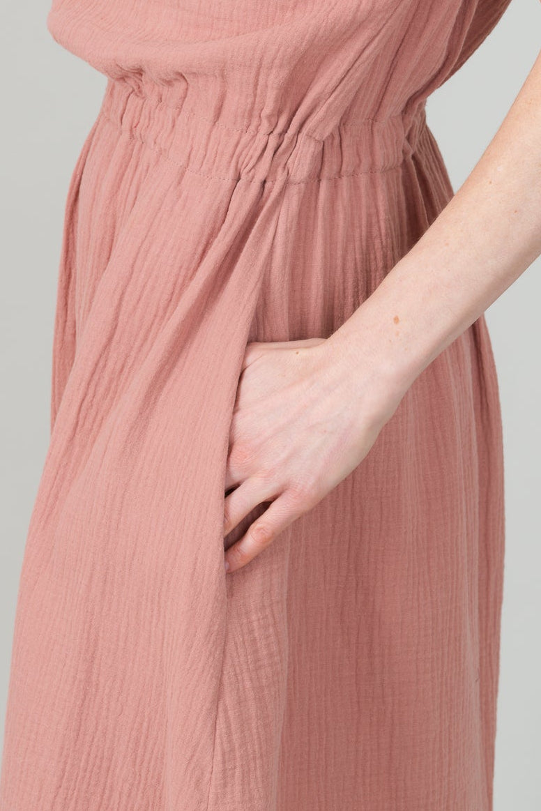 Frau in Musselin-Kleid in der Farbe Altrosa mit Taschen; Urheber: Mini & Eve