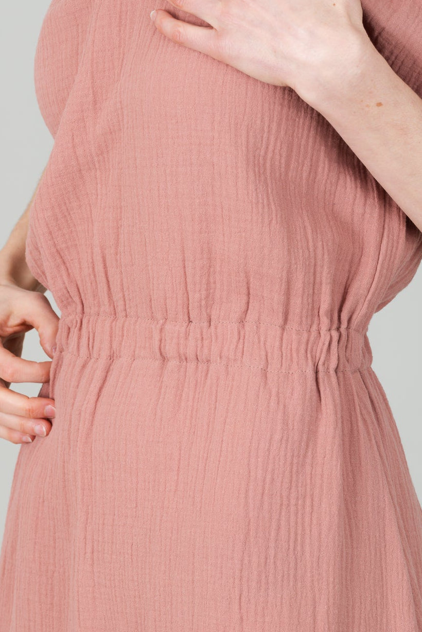 Frau in Musselin-Kleid in der Farbe Altrosa mit Taschen; Urheber: Mini & Eve