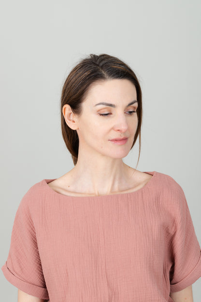 Frau in Musselin-Kleid in der Farbe Altrosa mit Taschen; Urheber: Mini & Eve