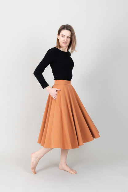 Frau in Tencel-Tellerrock Drehrock in der Farbe Karamell mit Taschen; Urheber: Mini & Eve