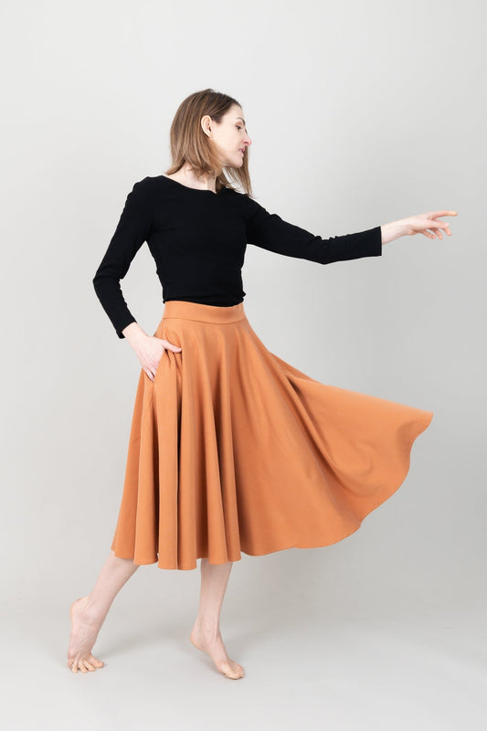 Frau in Tencel-Tellerrock Drehrock in der Farbe Karamell mit Taschen; Urheber: Mini & Eve