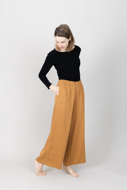 Frau in Tencel-Hose in der Farbe Senf mit Taschen; Urheber: Mini & Eve