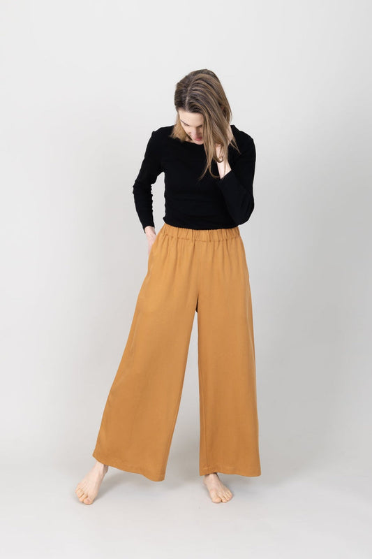 Frau in Tencel-Hose in der Farbe Senf mit Taschen; Urheber: Mini & Eve