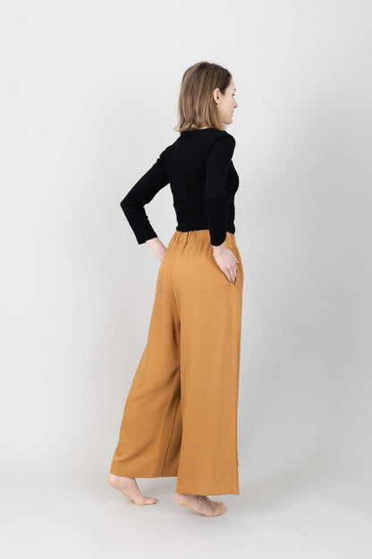 Frau in Tencel-Hose in der Farbe Senf mit Taschen; Urheber: Mini & Eve