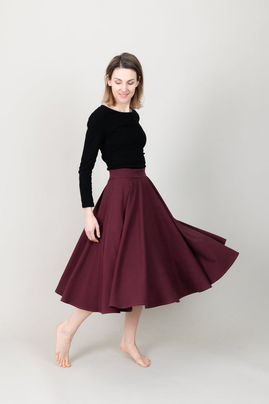 Frau in Tencel-Tellerrock in der Farbe Bordeaux Rot; Urheber: Mini & Eve