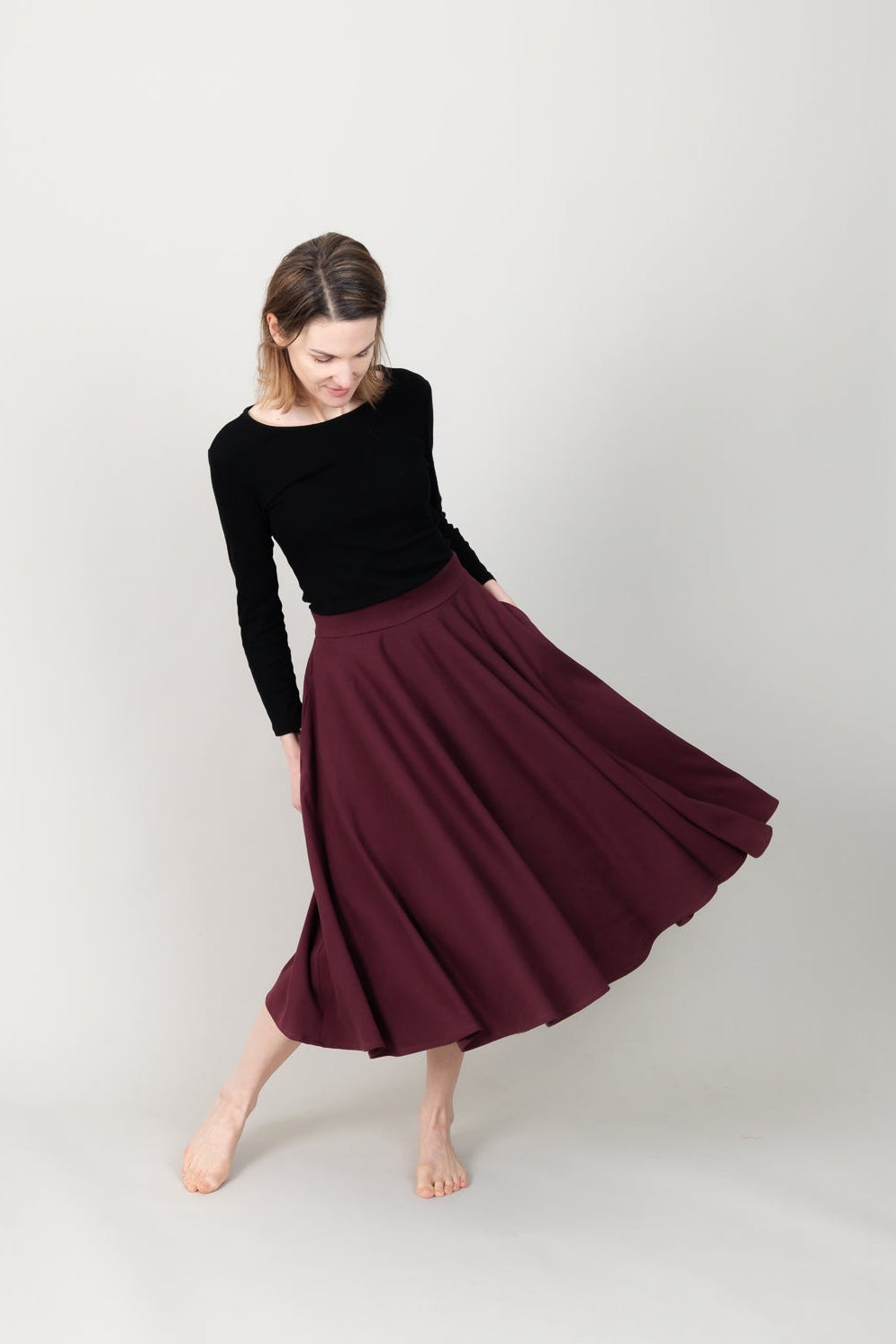 Frau in Tencel-Tellerrock in der Farbe Bordeaux Rot; Urheber: Mini & Eve