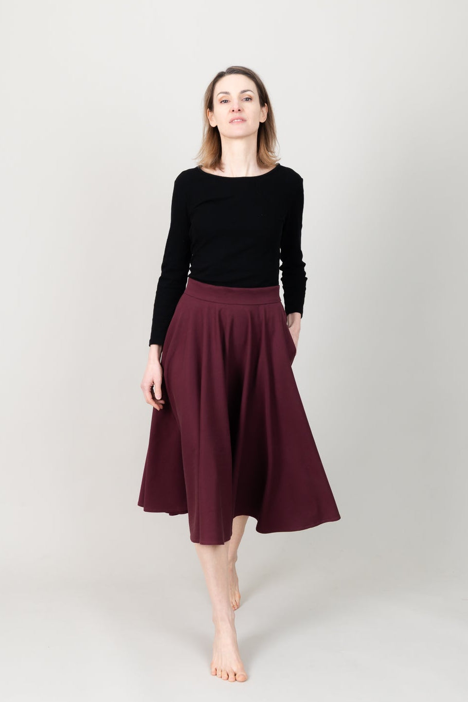 Frau in Tencel-Tellerrock in der Farbe Bordeaux Rot; Urheber: Mini & Eve