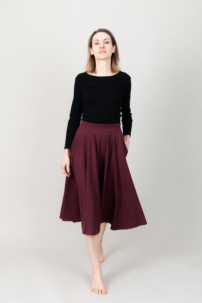 Frau in Tencel-Tellerrock in der Farbe Bordeaux Rot; Urheber: Mini & Eve