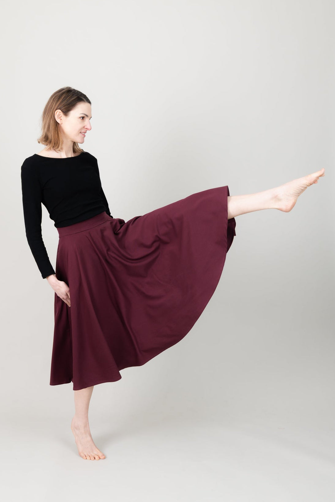 Frau in Tencel-Tellerrock in der Farbe Bordeaux Rot; Urheber: Mini & Eve