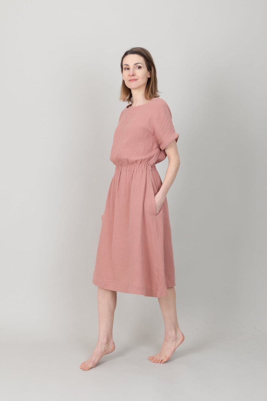 Frau in Musselin-Kleid in der Farbe Altrosa mit Taschen; Urheber: Mini & Eve
