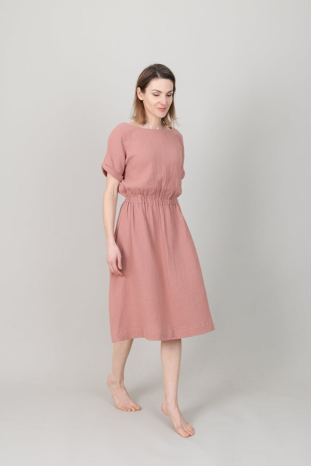 Frau in Musselin-Kleid in der Farbe Altrosa mit Taschen; Urheber: Mini & Eve