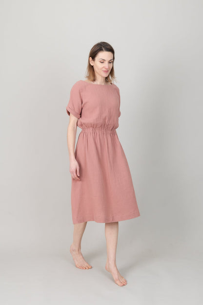 Frau in Musselin-Kleid in der Farbe Altrosa mit Taschen; Urheber: Mini & Eve