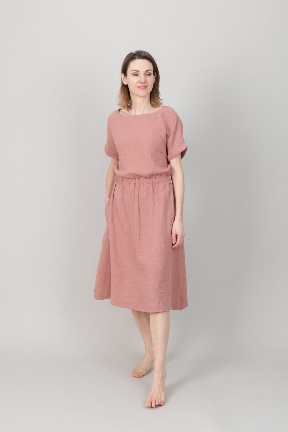 Frau in Musselin-Kleid in der Farbe Altrosa mit Taschen; Urheber: Mini & Eve