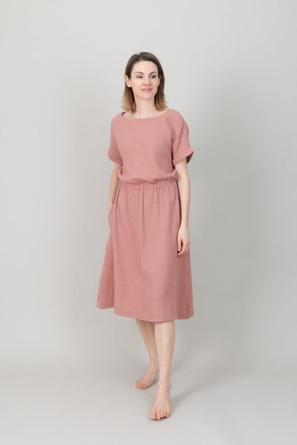 Frau in Musselin-Kleid in der Farbe Altrosa mit Taschen; Urheber: Mini & Eve
