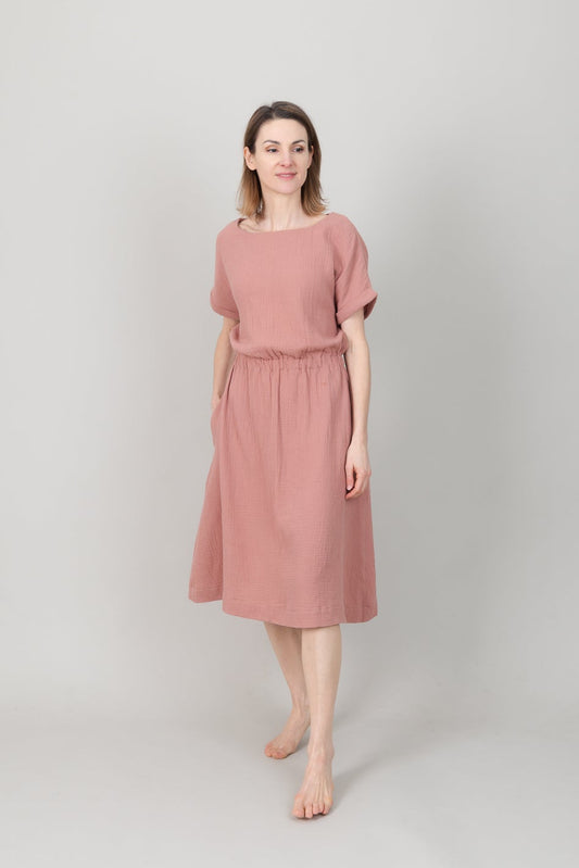 Frau in Musselin-Kleid in der Farbe Altrosa mit Taschen; Urheber: Mini & Eve