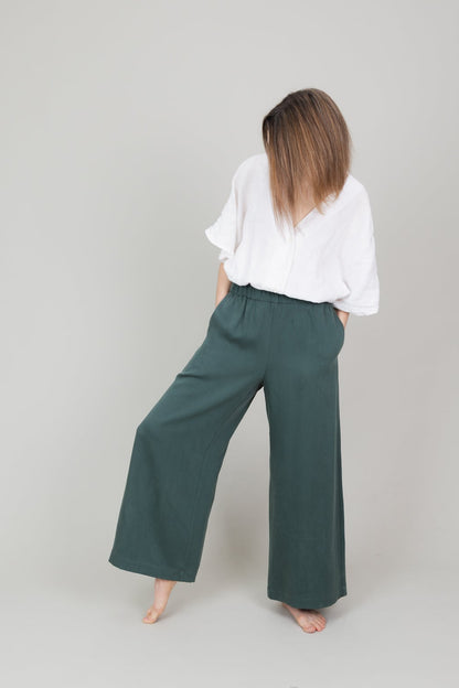 Lange weite Tencelhose mit Taschen für Damen in der Farbe Kiefergrün Dunkelgrün; Urheber: Mini & Eve