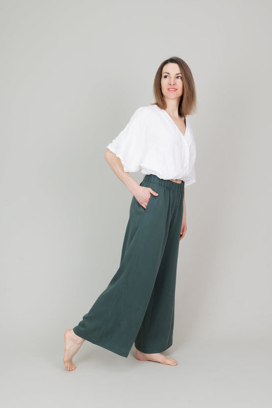 Lange weite Tencelhose mit Taschen für Damen in der Farbe Kiefergrün Dunkelgrün; Urheber: Mini & Eve