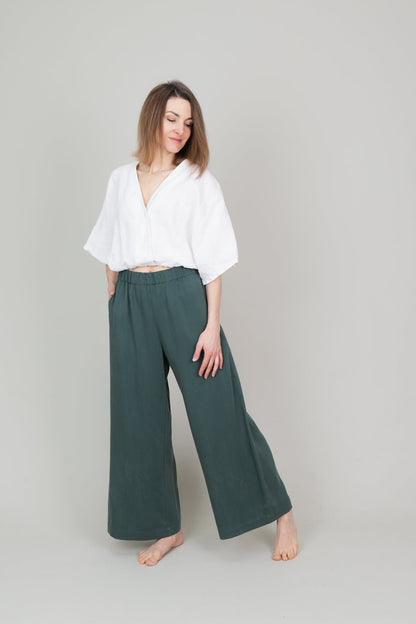 Lange weite Tencelhose mit Taschen für Damen in der Farbe Kiefergrün Dunkelgrün; Urheber: Mini & Eve