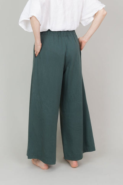 Lange weite Tencelhose mit Taschen für Damen in der Farbe Kiefergrün Dunkelgrün; Urheber: Mini & Eve