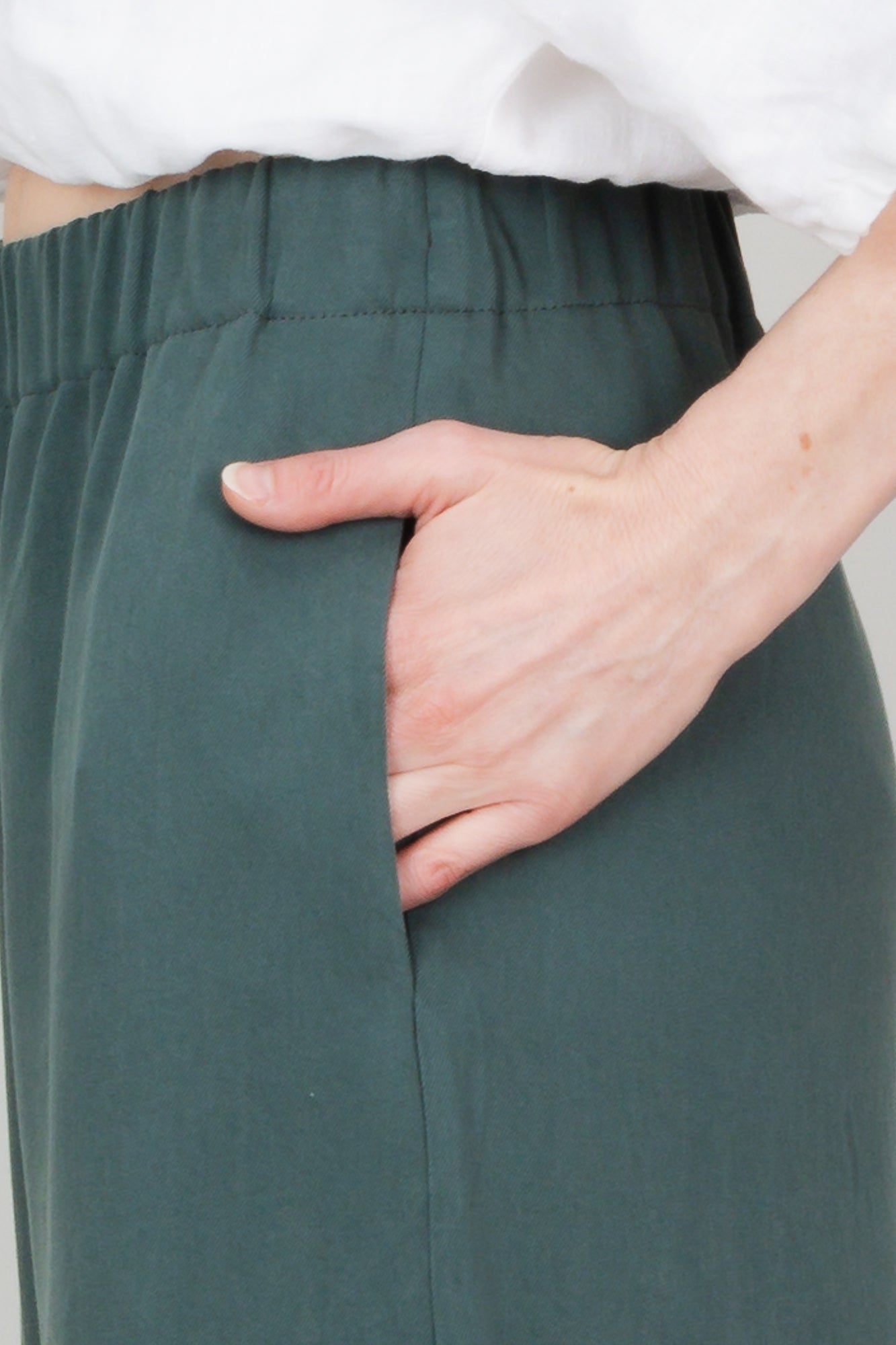 Lange weite Tencelhose mit Taschen für Damen in der Farbe Kiefergrün Dunkelgrün; Urheber: Mini & Eve