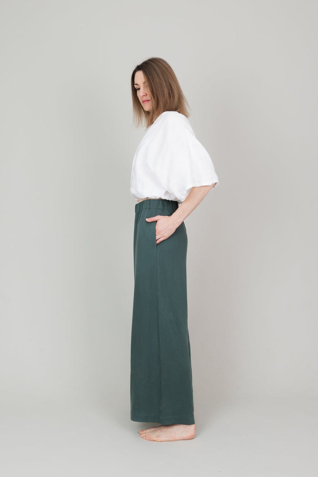 Lange weite Tencelhose mit Taschen für Damen in der Farbe Kiefergrün Dunkelgrün; Urheber: Mini & Eve