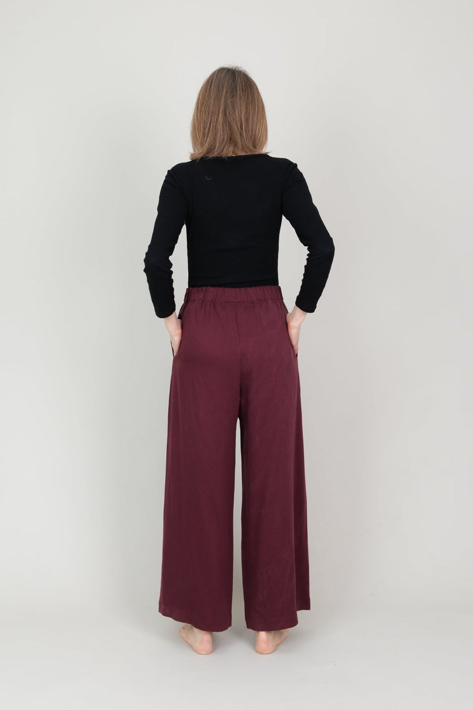 Lange weite Tencelhose mit Taschen für Damen in der Farbe Bordeaux Dunkelrot; Urheber: Mini & Eve