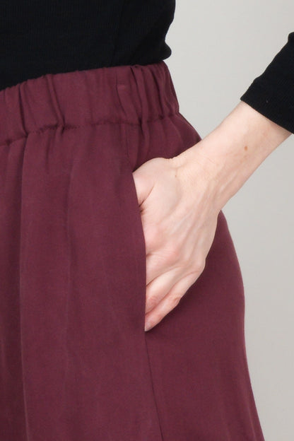 Lange weite Tencelhose mit Taschen für Damen in der Farbe Bordeaux Dunkelrot; Urheber: Mini & Eve