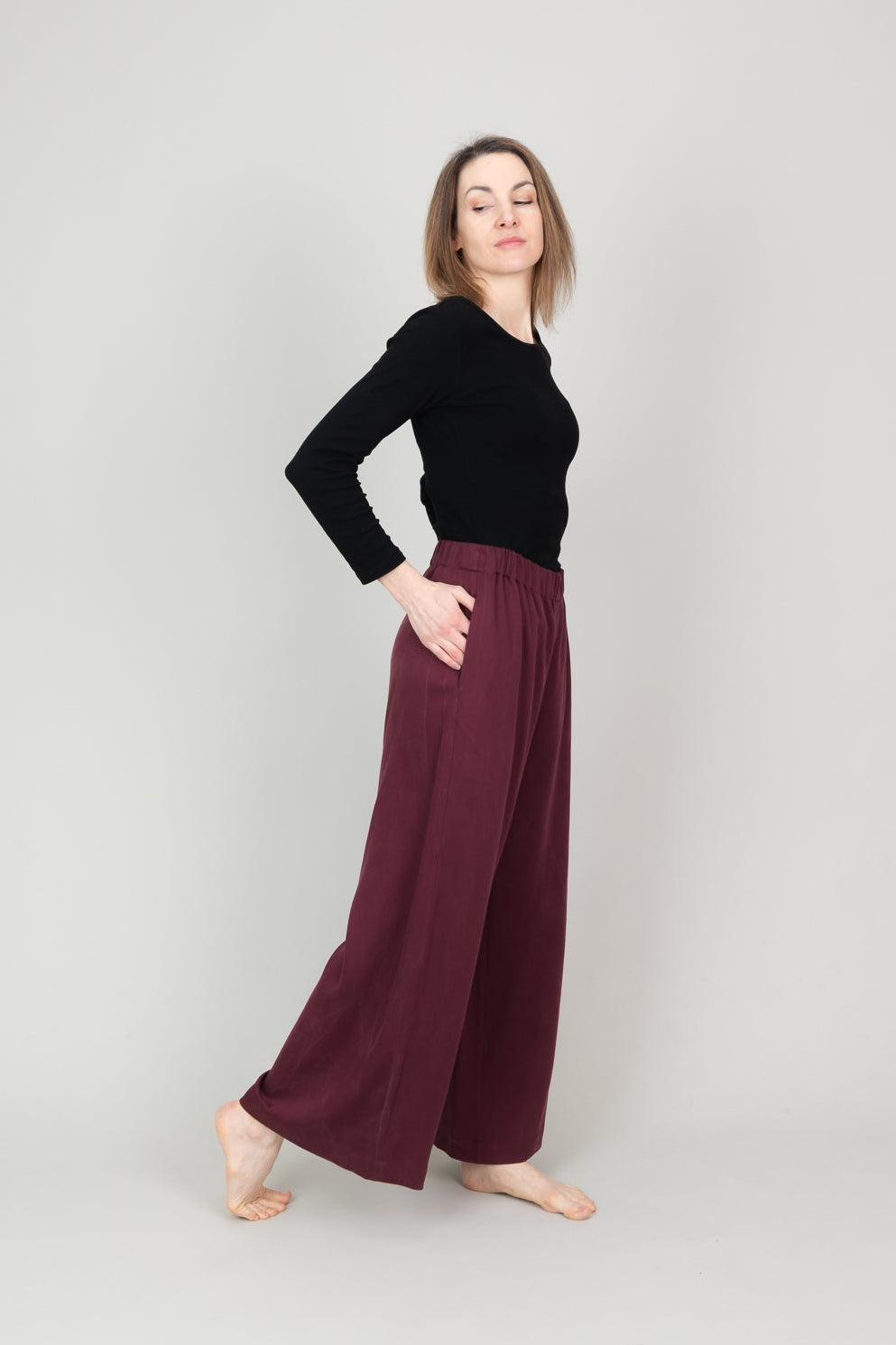 Lange weite Tencelhose mit Taschen für Damen in der Farbe Bordeaux Dunkelrot; Urheber: Mini & Eve