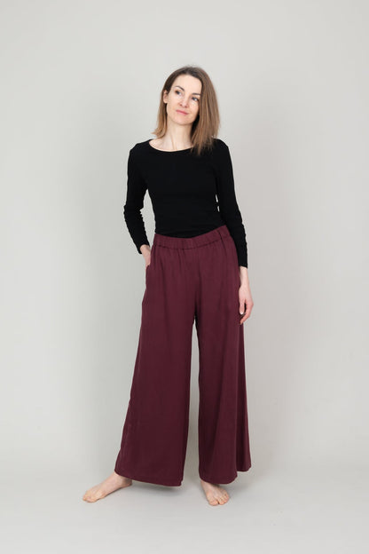 Lange weite Tencelhose mit Taschen für Damen in der Farbe Bordeaux Dunkelrot; Urheber: Mini & Eve