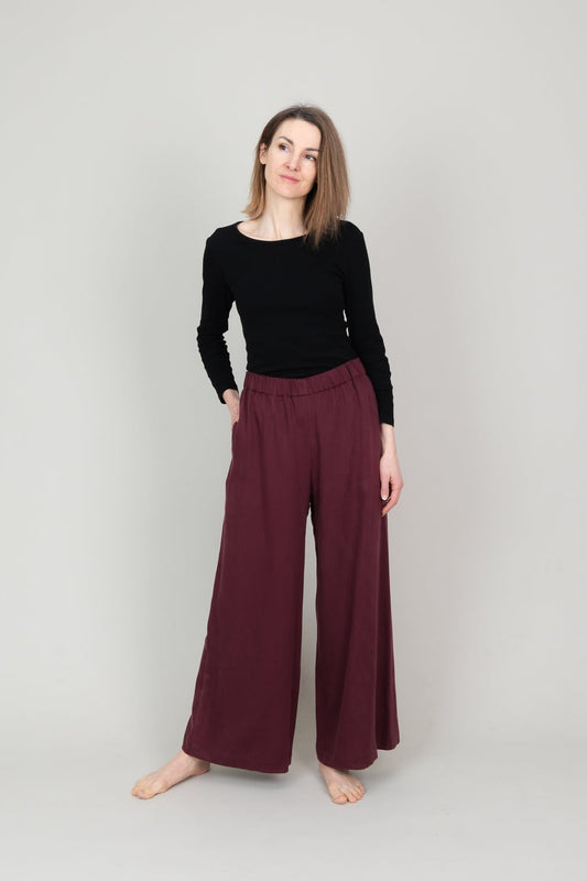 Lange weite Tencelhose mit Taschen für Damen in der Farbe Bordeaux Dunkelrot; Urheber: Mini & Eve
