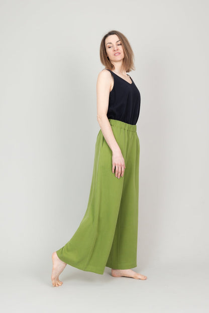 Lange weite Tencelhose mit Taschen für Damen in der Farbe Teegrün Hellgrün; Urheber: Mini & Eve