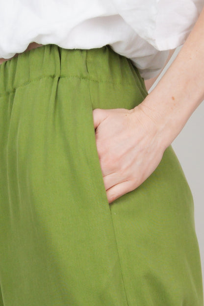 Lange weite Tencelhose mit Taschen für Damen in der Farbe Teegrün Hellgrün; Urheber: Mini & Eve