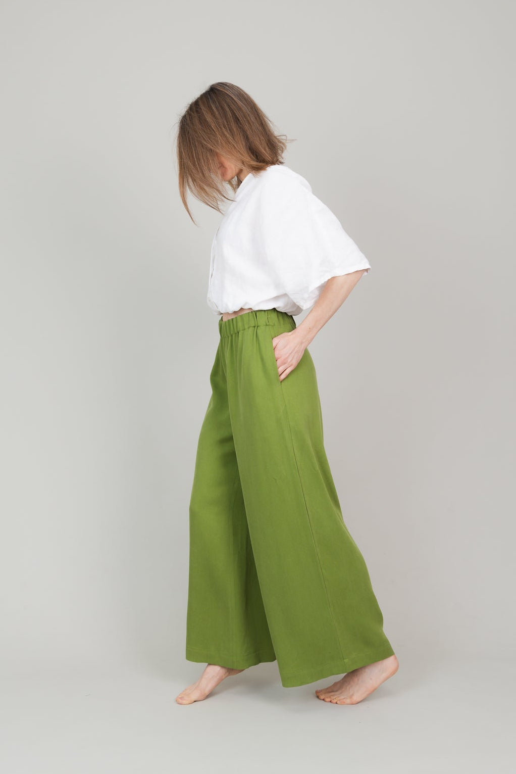 Lange weite Tencelhose mit Taschen für Damen in der Farbe Teegrün Hellgrün; Urheber: Mini & Eve