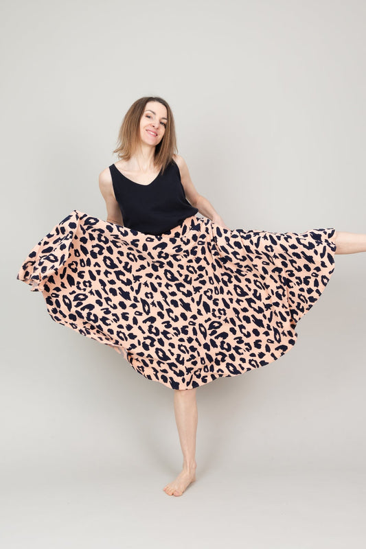 Tellerrock Drehrock aus Viscose mit Leoprint in Lachs und Taschen/ Dunkelblau; Urheber: Mini & Eve