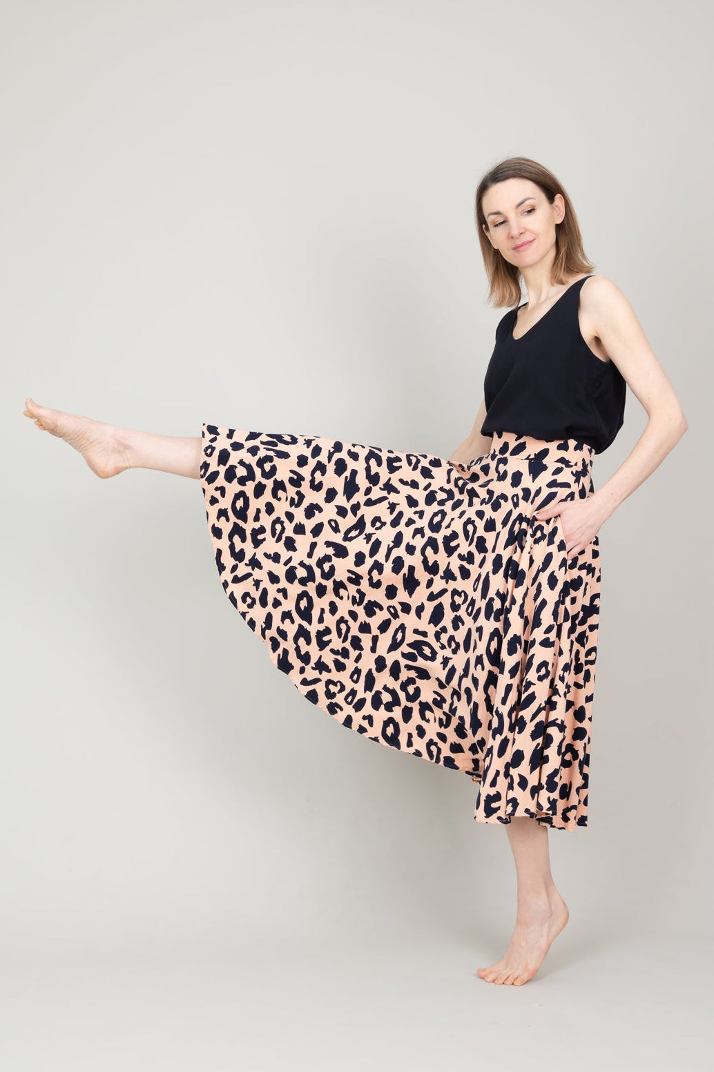 Tellerrock Drehrock aus Viscose mit Leoprint in Lachs und Taschen/ Dunkelblau; Urheber: Mini & Eve