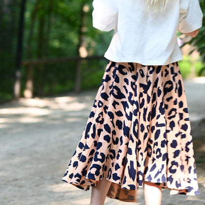 Mädchen mit Tellerrock in Leoprint lachs und dunkelblau; Urheber: Mini & Eve
