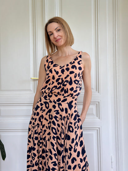Frau in Trägershirt aus Viskose in Leoprint mit passendem Tellerrock; Urheber: Mini & Eve
