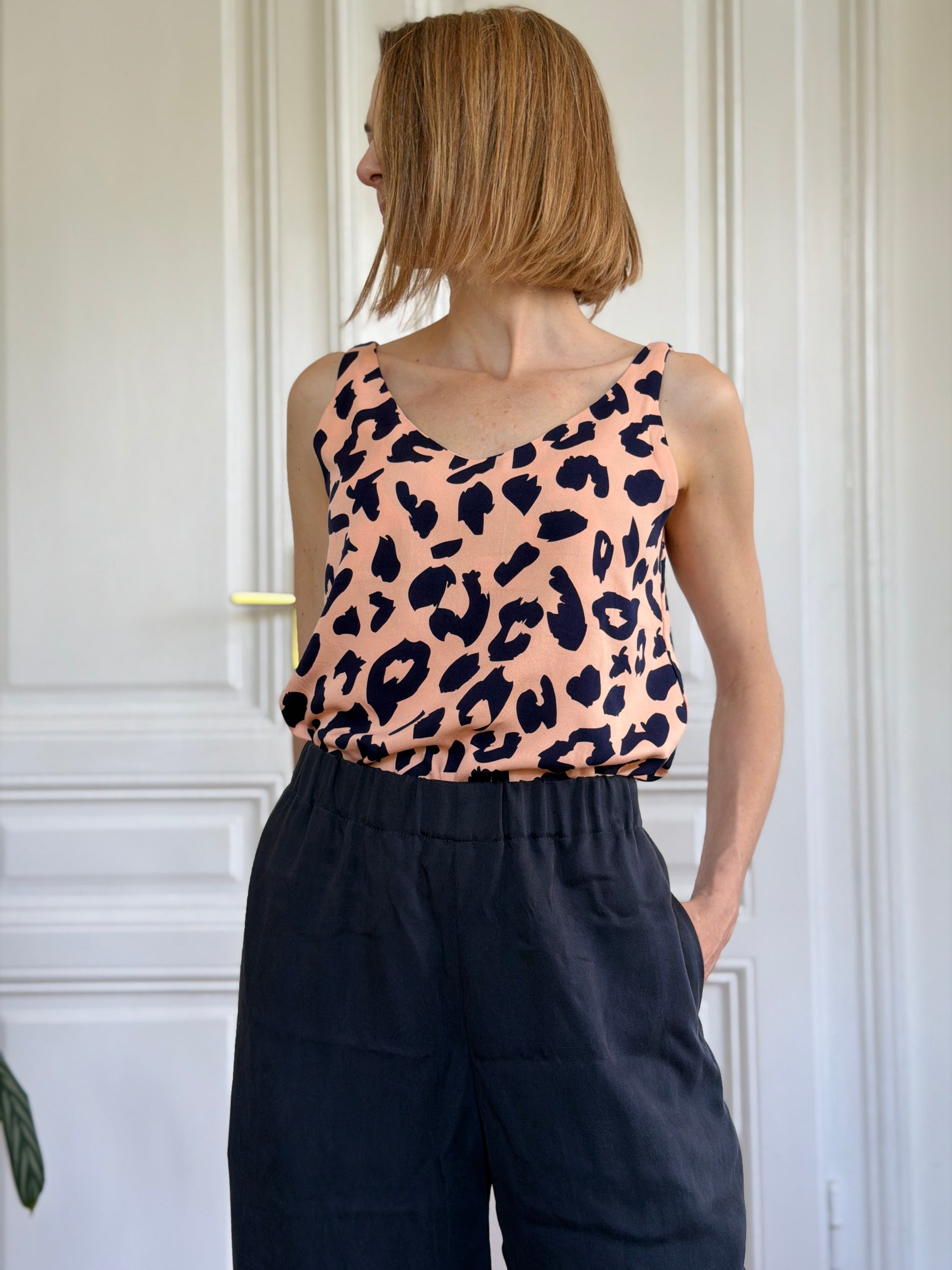 Frau in Trägershirt aus Viskose in Leoprint; Urheber: Mini & Eve