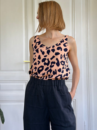 Frau in Trägershirt aus Viskose in Leoprint; Urheber: Mini & Eve