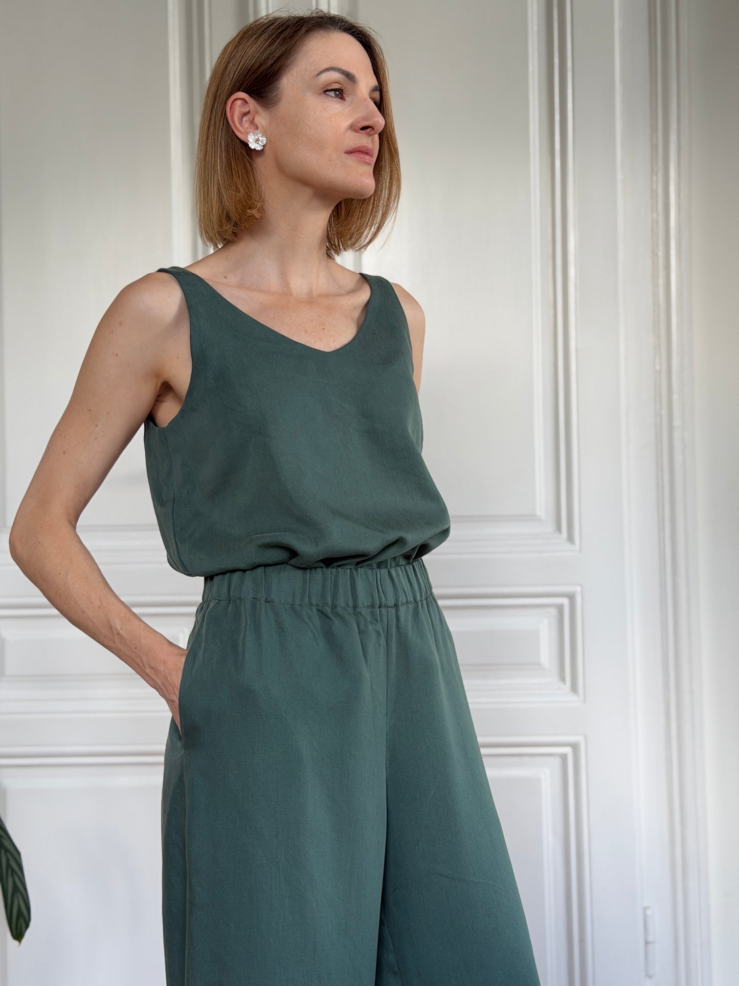 Frau in kiefergrünem / dunkelgrünem Trägershirt aus Tencel und passender Hose; Urheber: Mini & Eve