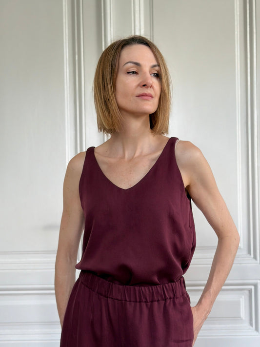 Frau in ärmellosem Trägershirt aus Tencel in Bordeaux Rot mit passender Hose; Urheber: Mini & Eve