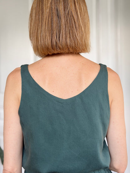 Frau in kiefergrünem / dunkelgrünem Trägershirt aus Tencel Rückenansicht; Urheber: Mini & Eve