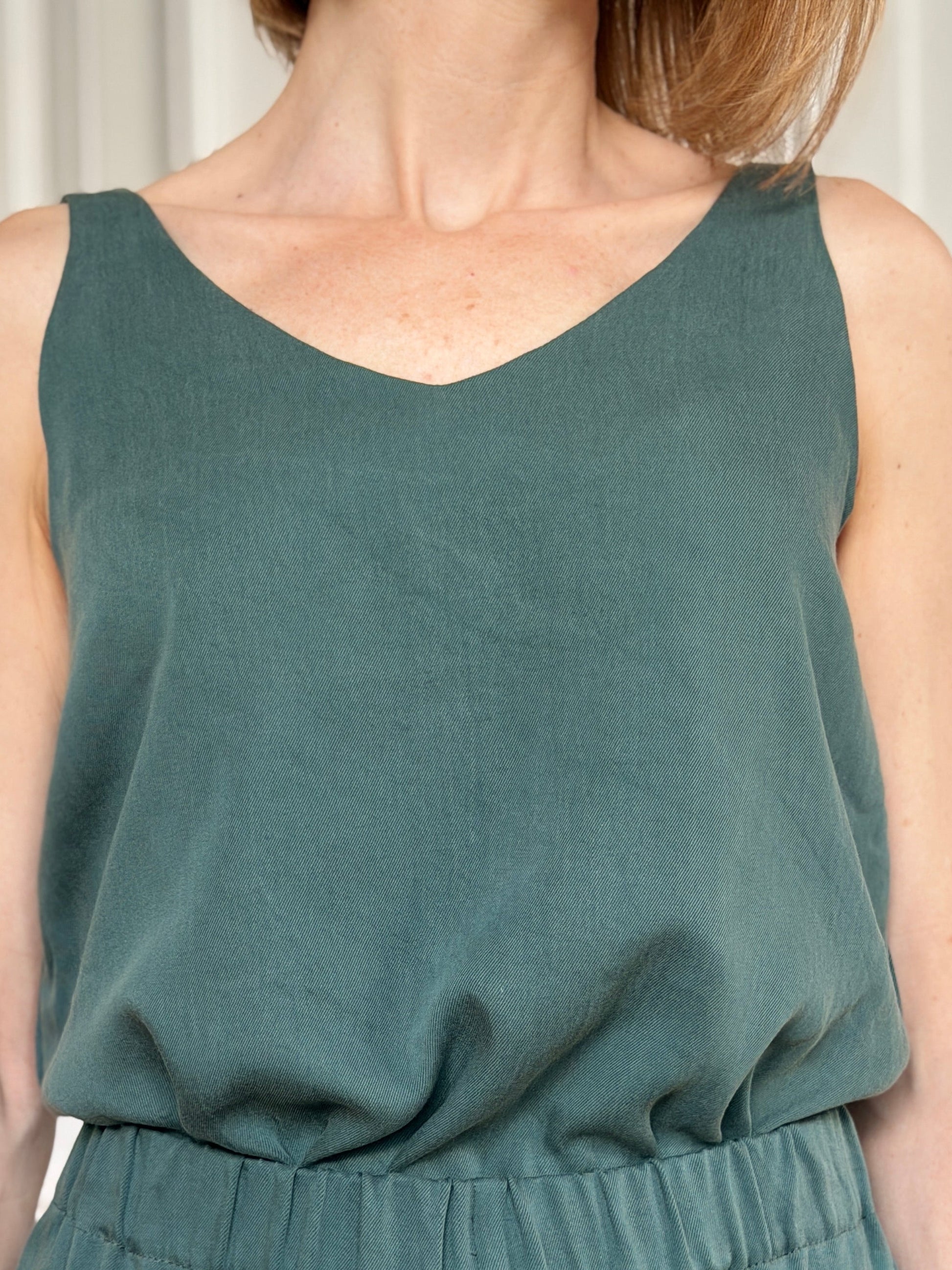 Frau in kiefergrünem / dunkelgrünem Trägershirt aus Tencel und passender Hose; Urheber: Mini & Eve