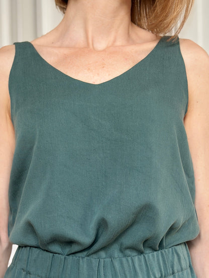 Frau in kiefergrünem / dunkelgrünem Trägershirt aus Tencel und passender Hose; Urheber: Mini & Eve