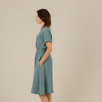 MILA Damenkleid Musselin Petrol Seitenansicht links, Urheber: Mini & Eve