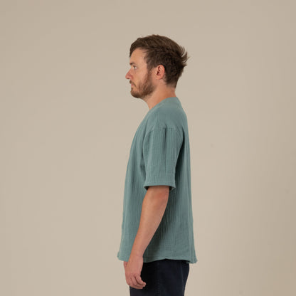 LEON Herrenshirt Musselin Petrol Seitenansicht links, Urheber: Mini & Eve
