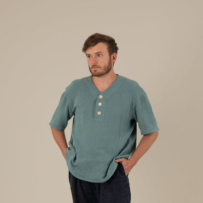 LEON Herrenshirt Musselin Petrol Vorderansicht, Urheber: Mini & Eve