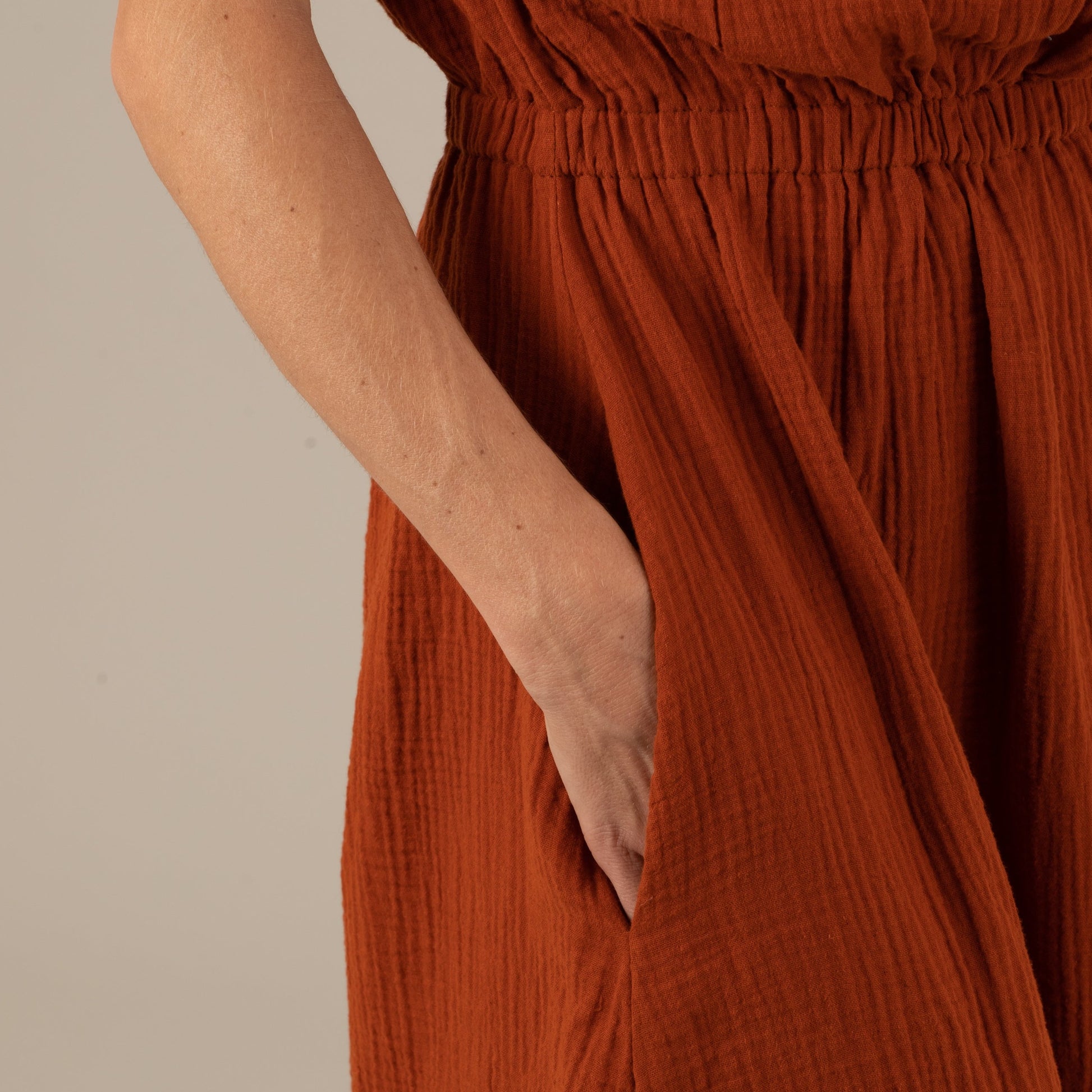 MILA Damenkleid Musselin Terracotta Detail Tasche, Urheber: Mini & Eve