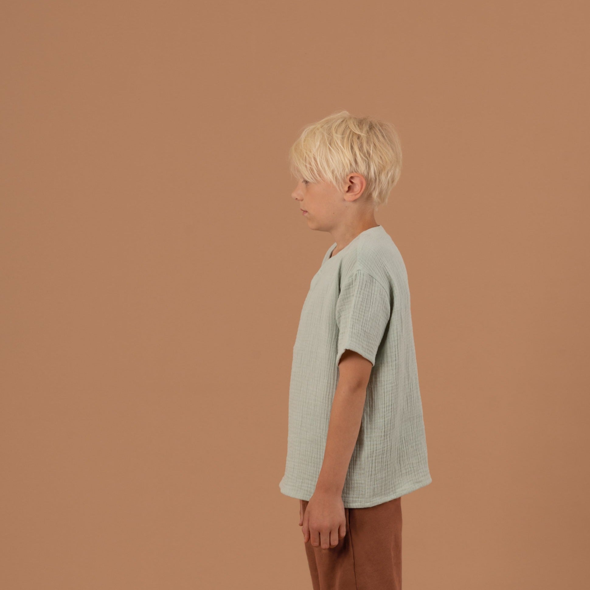 LEO Kindershirt Musselin Mint Seitenansicht links, Urheber: Mini & Eve